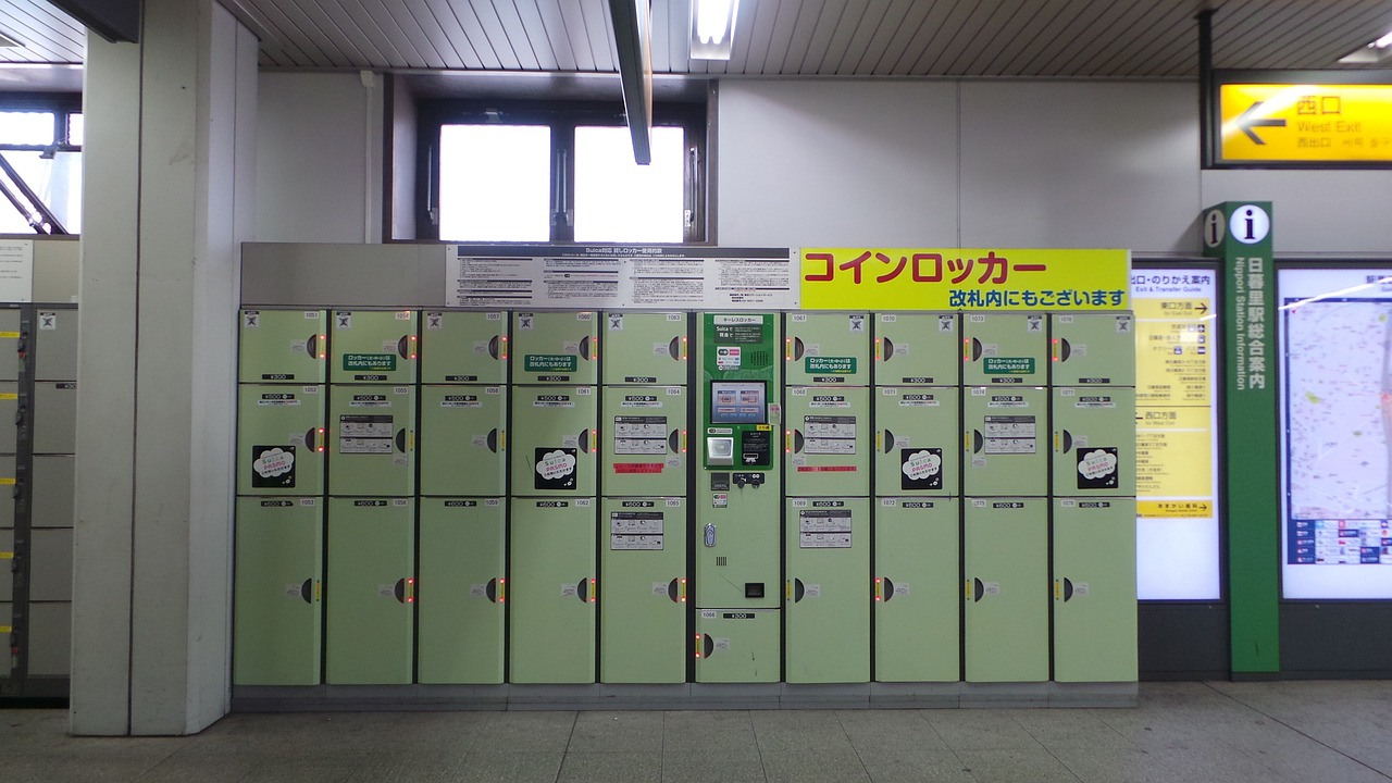 日本强震现场画面，货架商品甩地