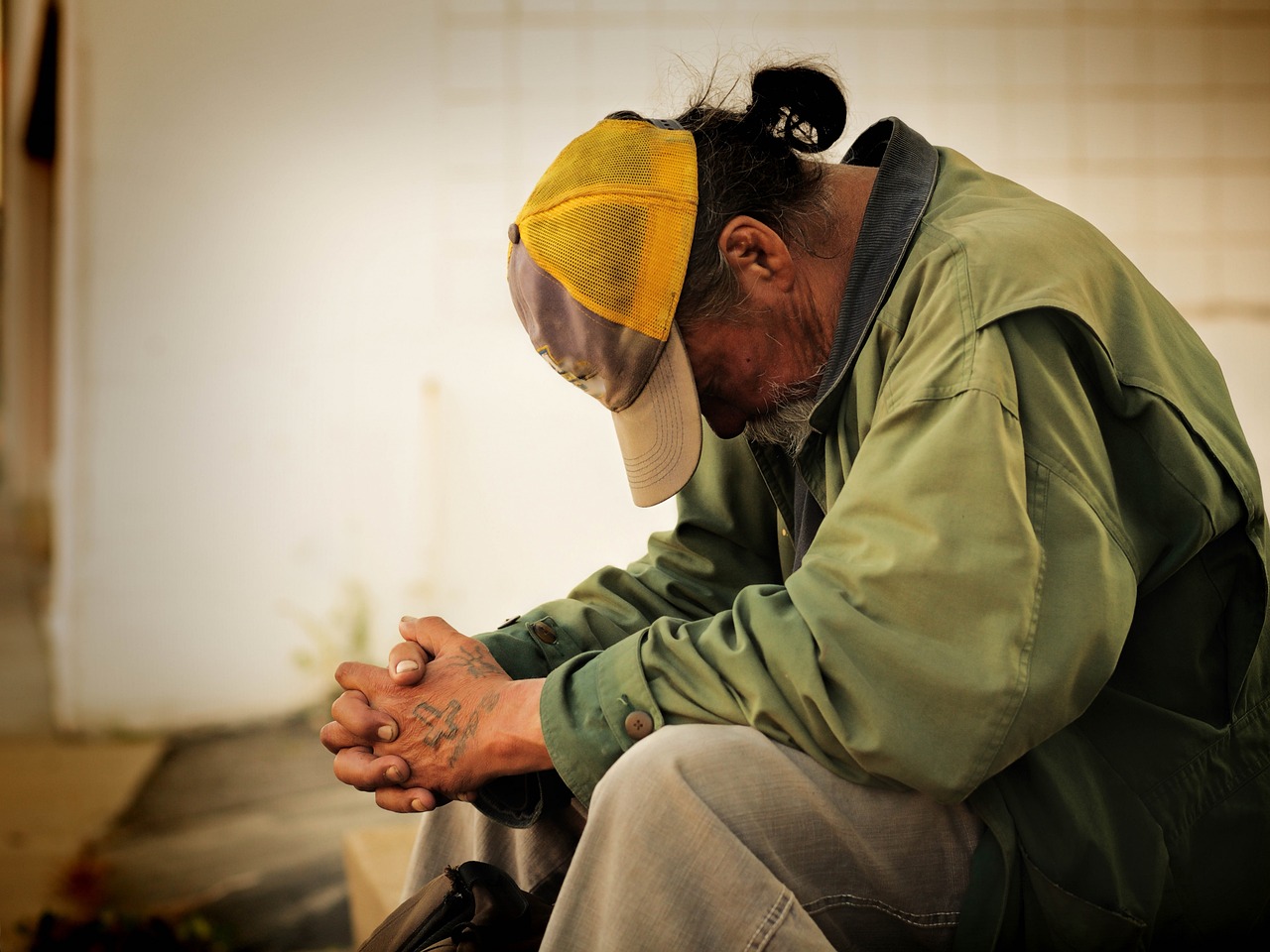 近日，一名男子在慈善总会避雨时，被保安赶出的事件引起了社会的广泛关注。该男子在慈善总会门口躲雨时，被保安发现后赶出，该男子对此表示强烈的不满。
