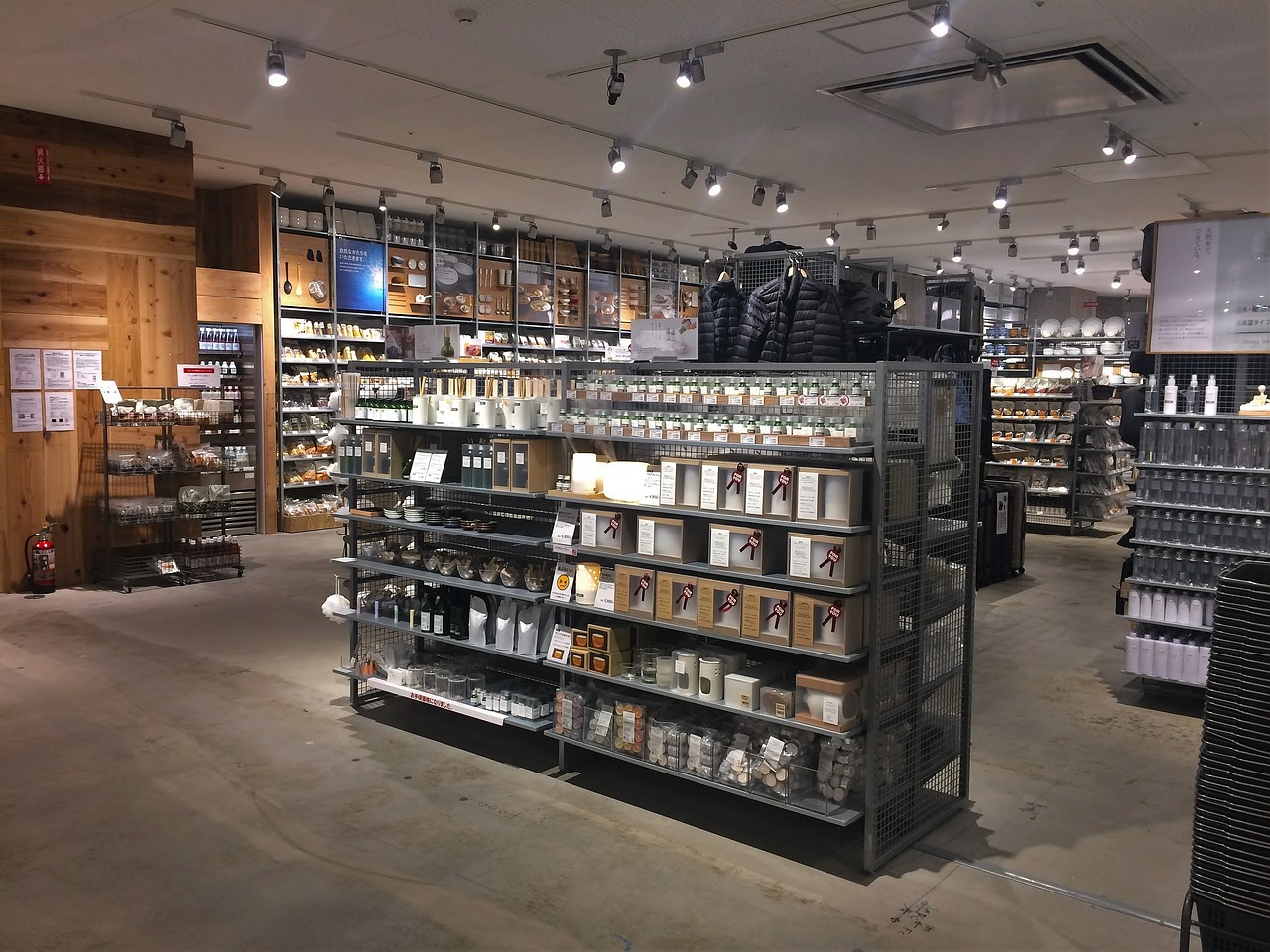 华为三折叠，中国博主到国外苹果店展示