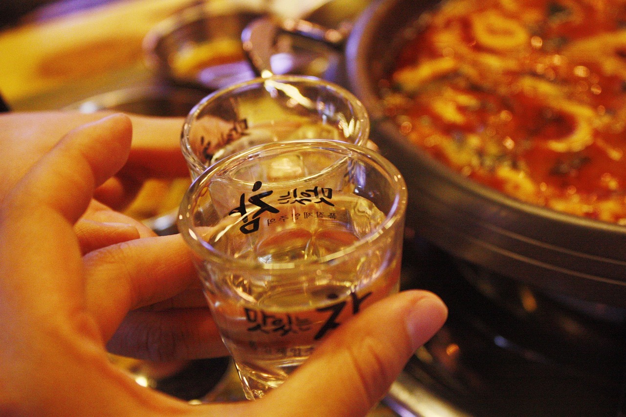 成都疫情新动态，多例阳性病例关联同一酒吧，夜生活安全引关注